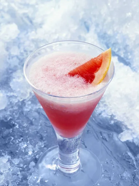 粉红色鸡尾酒与葡萄柚楔的特写图 — 图库照片