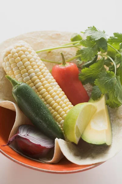 Zutaten Für Mexikanische Gerichte Schüssel Auf Weißem Hintergrund — Stockfoto