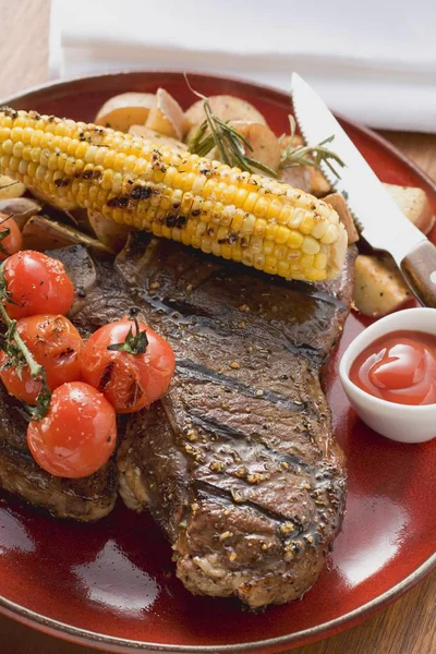 Filete a la parrilla en plato rojo —  Fotos de Stock