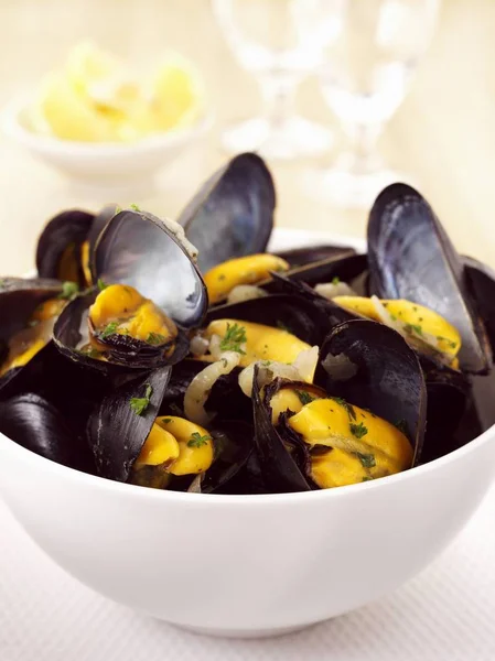 Steamed mussels with onions and herbs — Stock Photo, Image