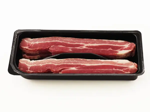 Rå bacon i paketet — Stockfoto