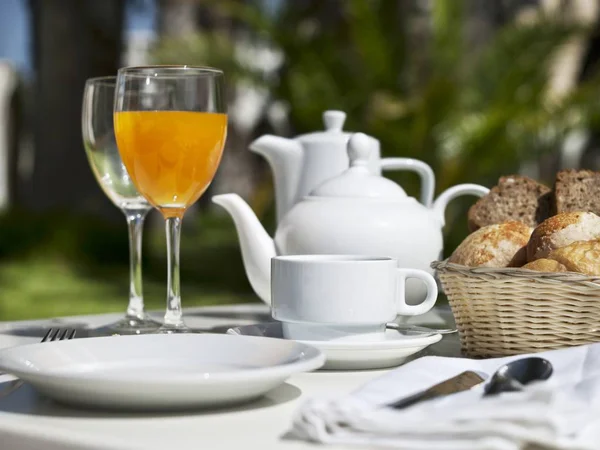 Desayuno Una Mesa Jardín Con Teteras Tazas Aire Libre —  Fotos de Stock
