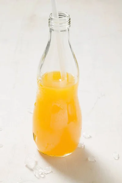 Zumo de naranja en botella — Foto de Stock