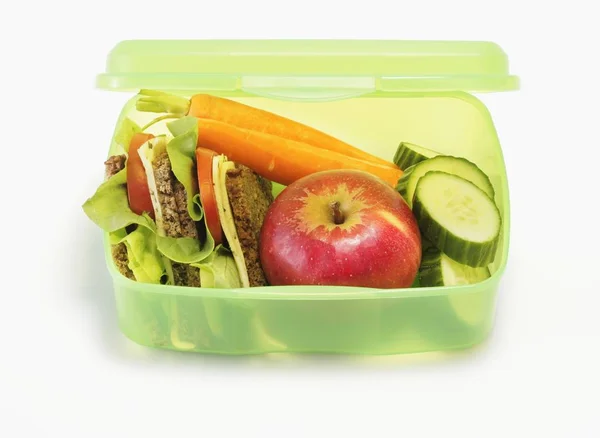 有三明治 苹果和蔬菜的健康午餐盒特写视图 — 图库照片
