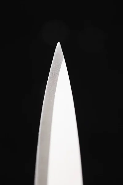 Siyah Arka Plan Üzerine Bir Bıçak Bıçak Noktası Closeup Görünümünü — Stok fotoğraf