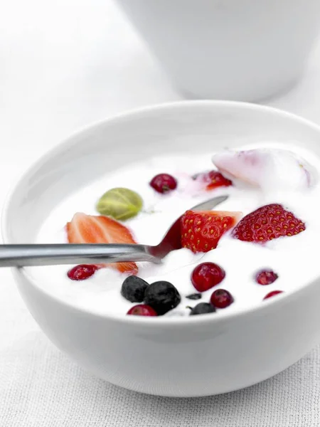 Yogur con bayas frescas — Foto de Stock