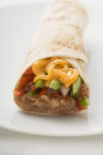 Burrito con queso y aguacate —  Fotos de Stock