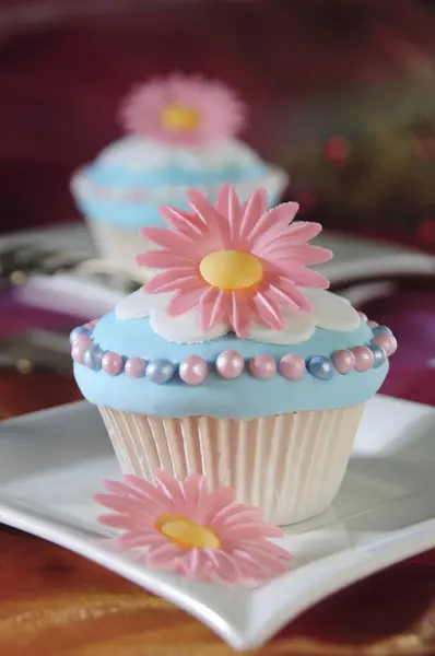 ピンクの花と飾られるカップケーキ — ストック写真