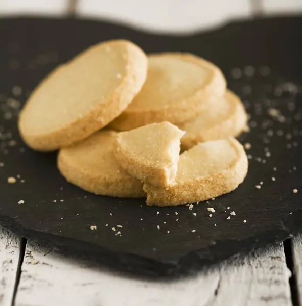 Shortbread-Kekse auf dem Schreibtisch — Stockfoto