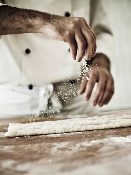 Vue Recadrée Chef Époussetant Pâte Gnocchi Avec Farine — Photo
