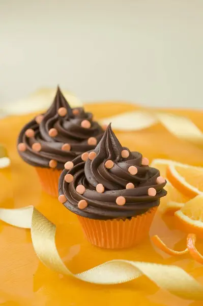 Choklad cupcakes med socker konfetti — Stockfoto