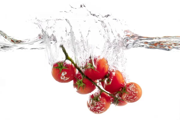 Tomaten vallen in water — Stockfoto