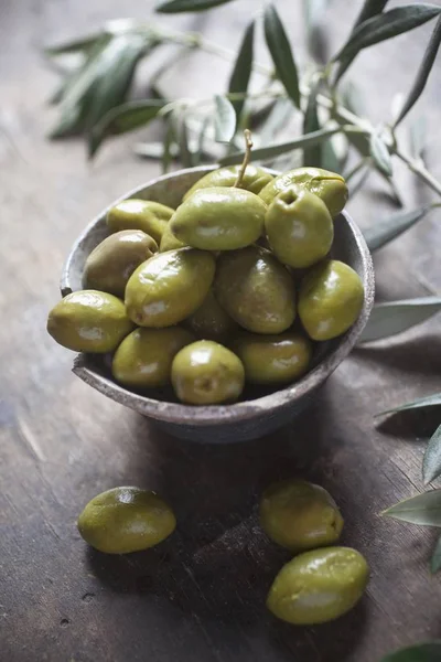 Gröna oliver i keramikfat — Stockfoto