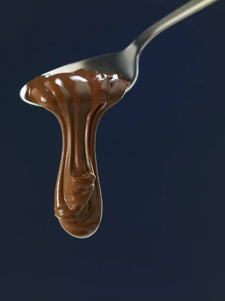 Kaşık gelen akan erimiş çikolata — Stok fotoğraf
