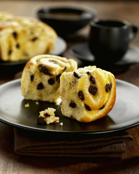 Closeup View Chocolate Chip Brioche Pieces Plate — Stock Photo, Image