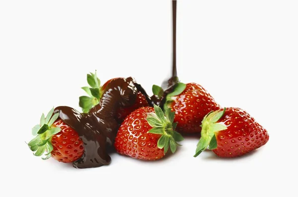 Chocolade gieten op verse aardbeien — Stockfoto