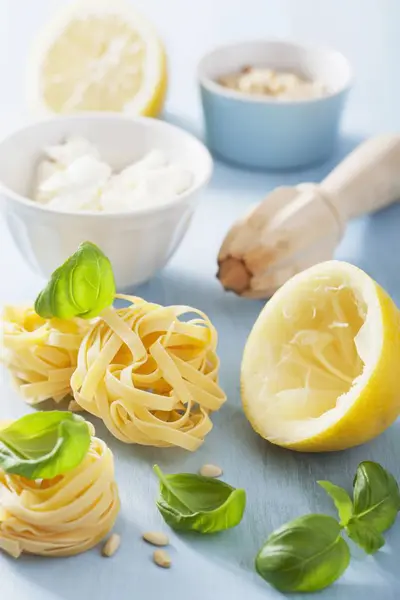Ingredientes para fazer macarrão tagliatelle — Fotografia de Stock