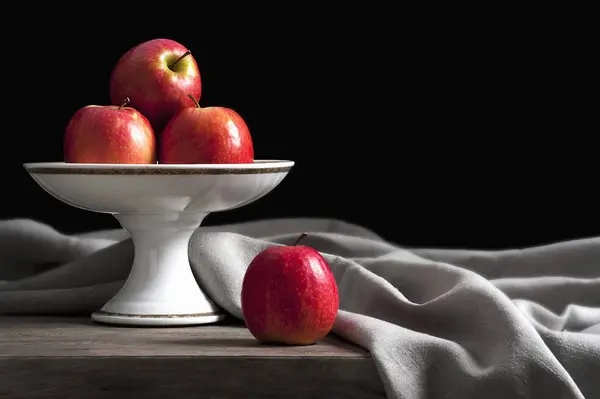 Rode appels op cake stand — Stockfoto