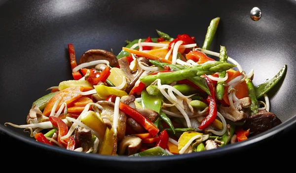 Beansprouts and asparagus in a wok — Stock Photo, Image