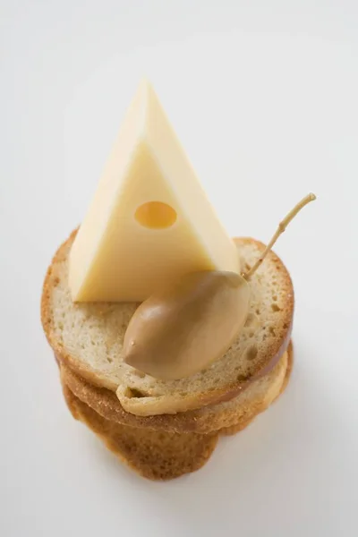 Emmental peyniri ve zeytinyağı — Stok fotoğraf