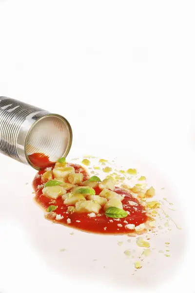 ニョッキのトマトソースとバジルの Tin から出てくるクローズ アップ ビュー — ストック写真
