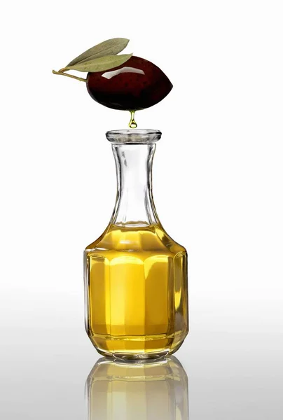 与油滴橄榄油 — 图库照片