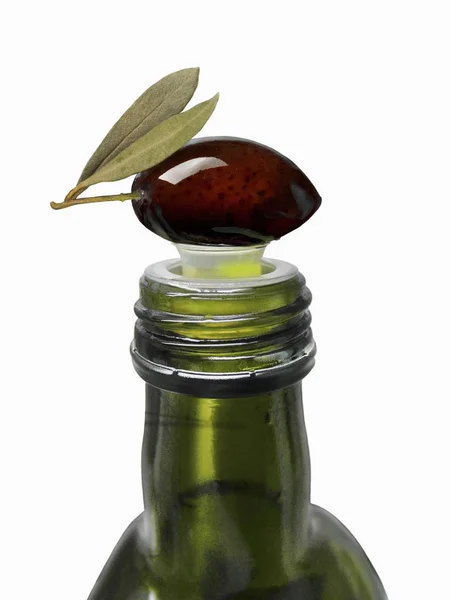 Olive on top of olive oil bottle — Stock Photo, Image