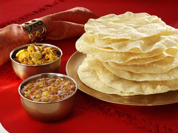 Assorted chutneys and poppadoms — Stock Photo, Image