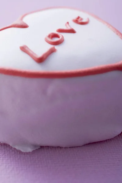 Rosa hjerteformet kake – stockfoto