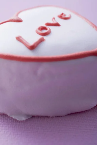 Pink heart-shaped cake — Stock Photo, Image