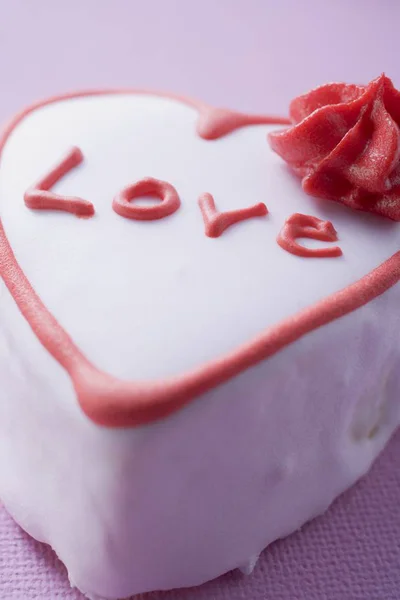 Pink heart-shaped cake — Stock Photo, Image