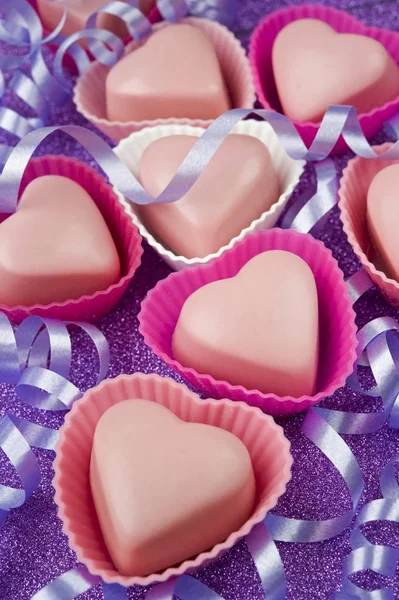 Chocolats en forme de coeur dans des couvertures de gâteau — Photo