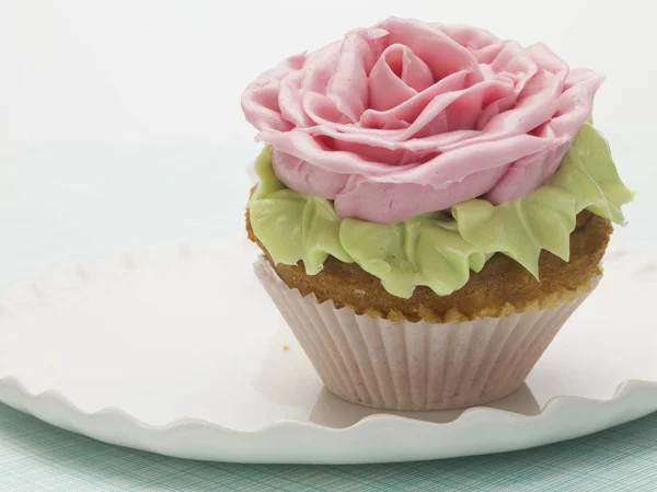 Cupcake decorated with sugar rose — Stock Photo, Image