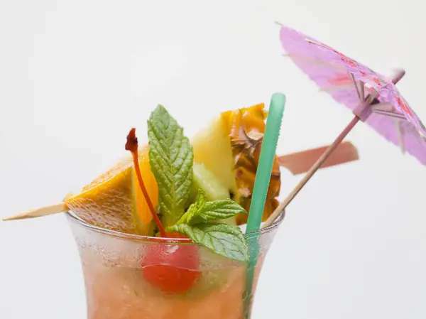 Cocktail met exotisch fruit — Stockfoto