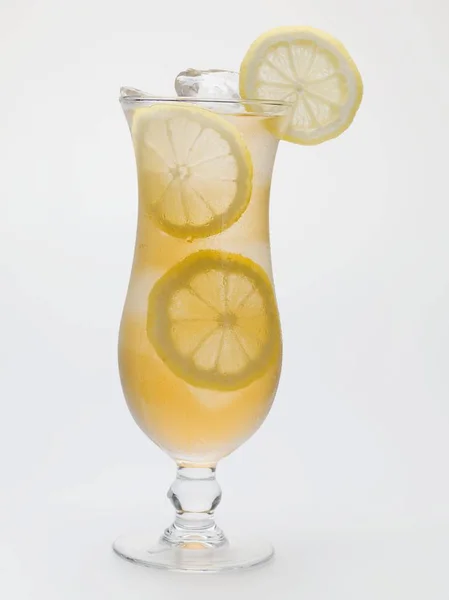 Bardak buzlu çay limon dilimleri ile — Stok fotoğraf