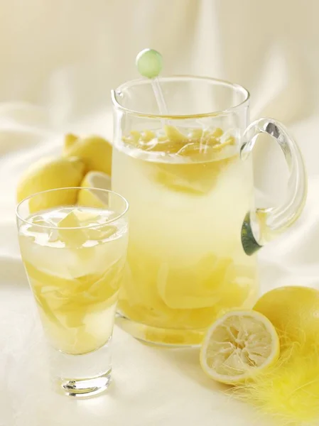 Kancsó és pohár házi készítésű limonádét — Stock Fotó