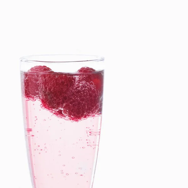 Mineral water and raspberries — Stock Photo, Image