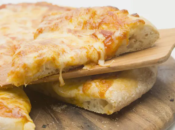 Domates ve peynirli pizza. — Stok fotoğraf