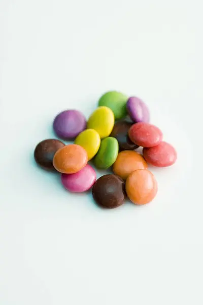 Wyświetlić Zbliżenie Kolorowe Cukierki Białej Powierzchni — Zdjęcie stockowe