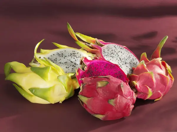 Svěží barevné pitahayas — Stock fotografie