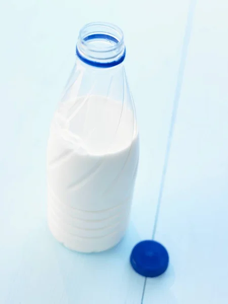 Bottiglia di plastica di latte — Foto Stock