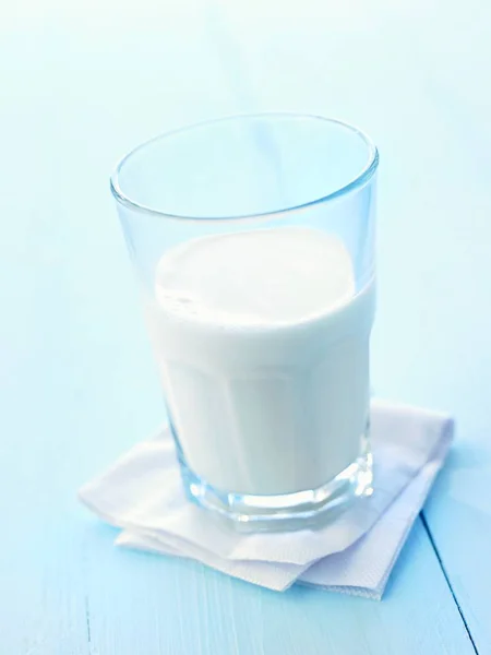Стакан молока на белой поверхности — стоковое фото