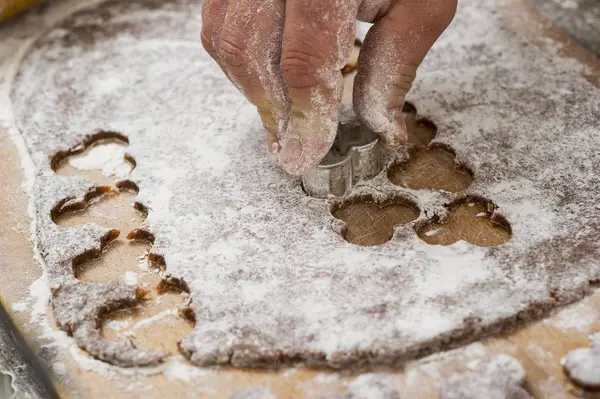 Confectioner cutting out biscuits — Stock Photo, Image