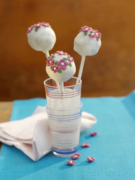 Cake pops with sugar flowers — Stock Photo, Image