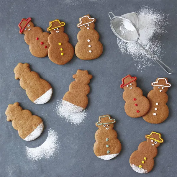 Gingerbread snowmen with sugar — Stock Photo, Image