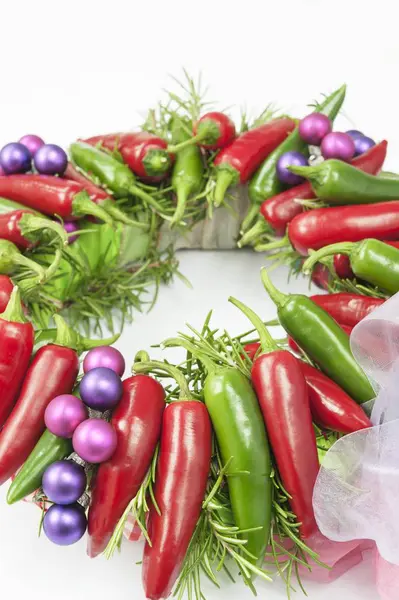 Advent seppele punainen ja vihreä chili paprikat — kuvapankkivalokuva