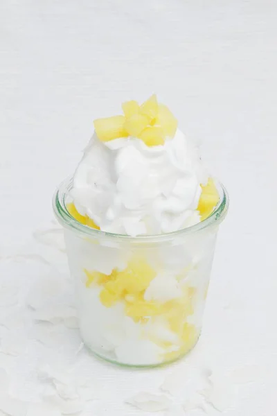 Ananas ile dondurulmuş yoğurt — Stok fotoğraf