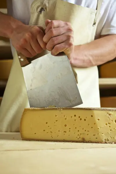 Lechero cortando queso —  Fotos de Stock