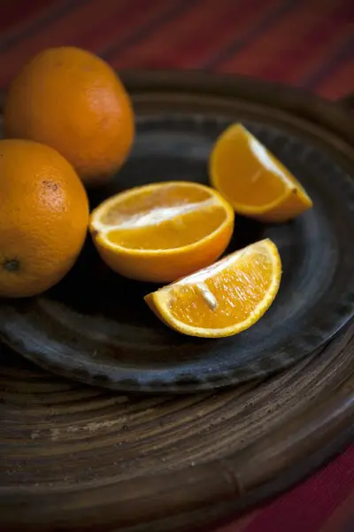 Fresh Oranges with slices — Stock Photo, Image