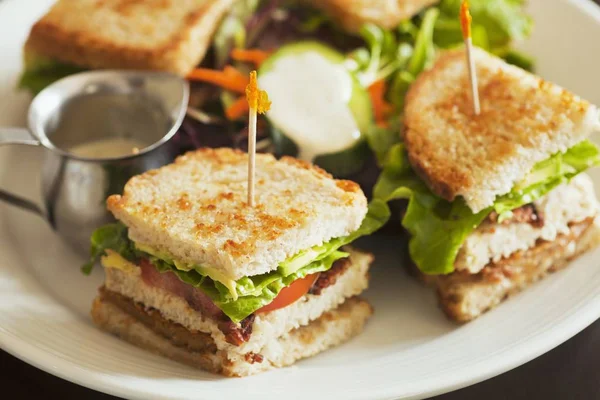 Veganes Club Sandwich Mit Seitan Tomaten Und Salat Auf Weißem — Stockfoto